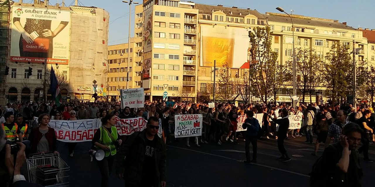 <span class="entry-title-primary">Kiállnak a CEU mellett a doktoranduszok (is)</span> <span class="entry-subtitle">Az egyetem „megszüntetése, áthelyezése komoly űrt hagyna maga után, amelyet rövid- és középtávon biztosan nem tudna egyetlen Magyarországon működő intézmény sem betölteni”</span>