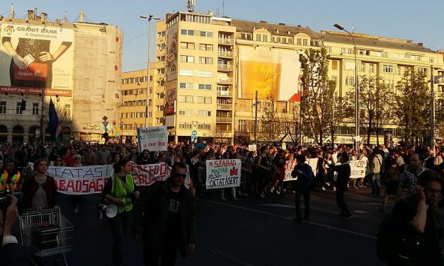 <span class="entry-title-primary">Kiállnak a CEU mellett a doktoranduszok (is)</span> <span class="entry-subtitle">Az egyetem „megszüntetése, áthelyezése komoly űrt hagyna maga után, amelyet rövid- és középtávon biztosan nem tudna egyetlen Magyarországon működő intézmény sem betölteni”</span>