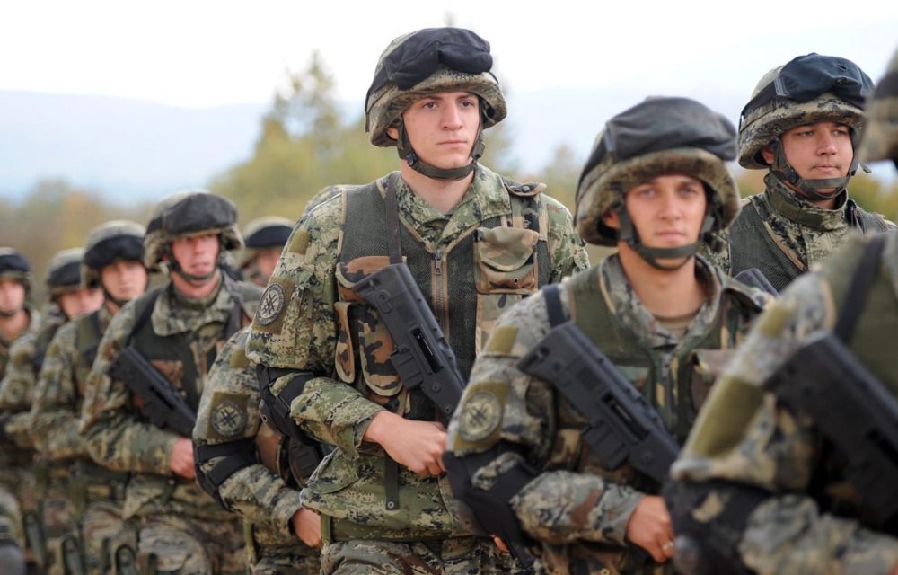 Bírálta a kötelező katonai kiképzést, újságíró kollégája bepanaszolta