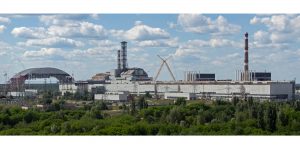 2013-as panorámafotó a csernobili erőmű új, félgömb alakú szarkofágjáról és a korábbi védőlétesítményekről (Fotó: Wikimédia)