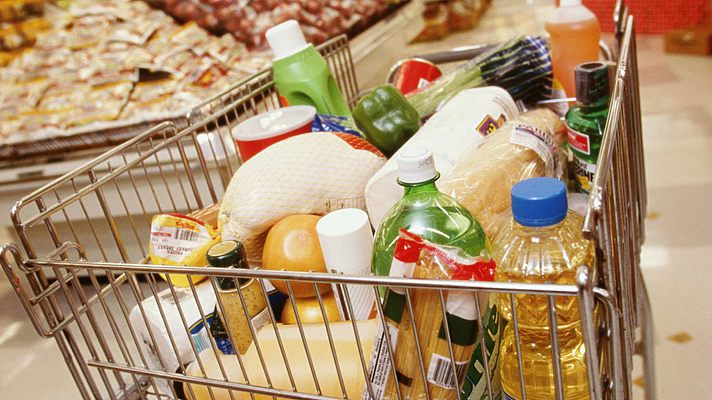 Az emberek egy részének kevesebbet kell ennie és költenie