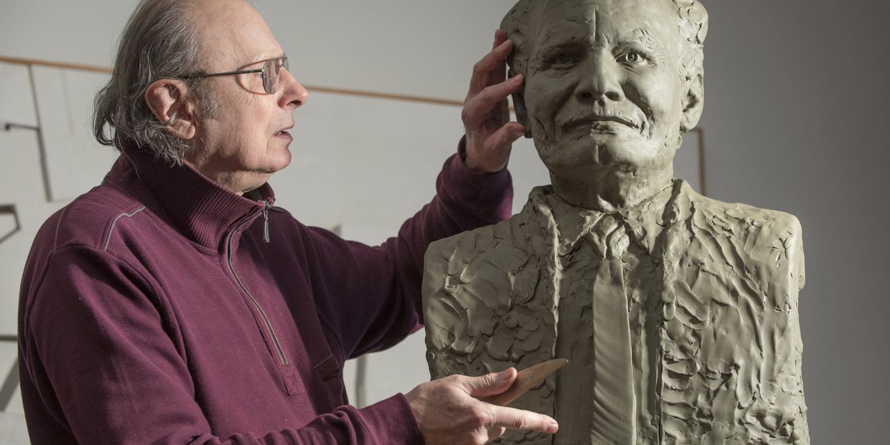 <span class="entry-title-primary">Köztéri mellszobrot kap Göncz Árpád</span> <span class="entry-subtitle">„A hatalomhoz való viszonyunk az, amin megmérettetünk. Azon, hogy ki mire használta. És hogyan”</span>