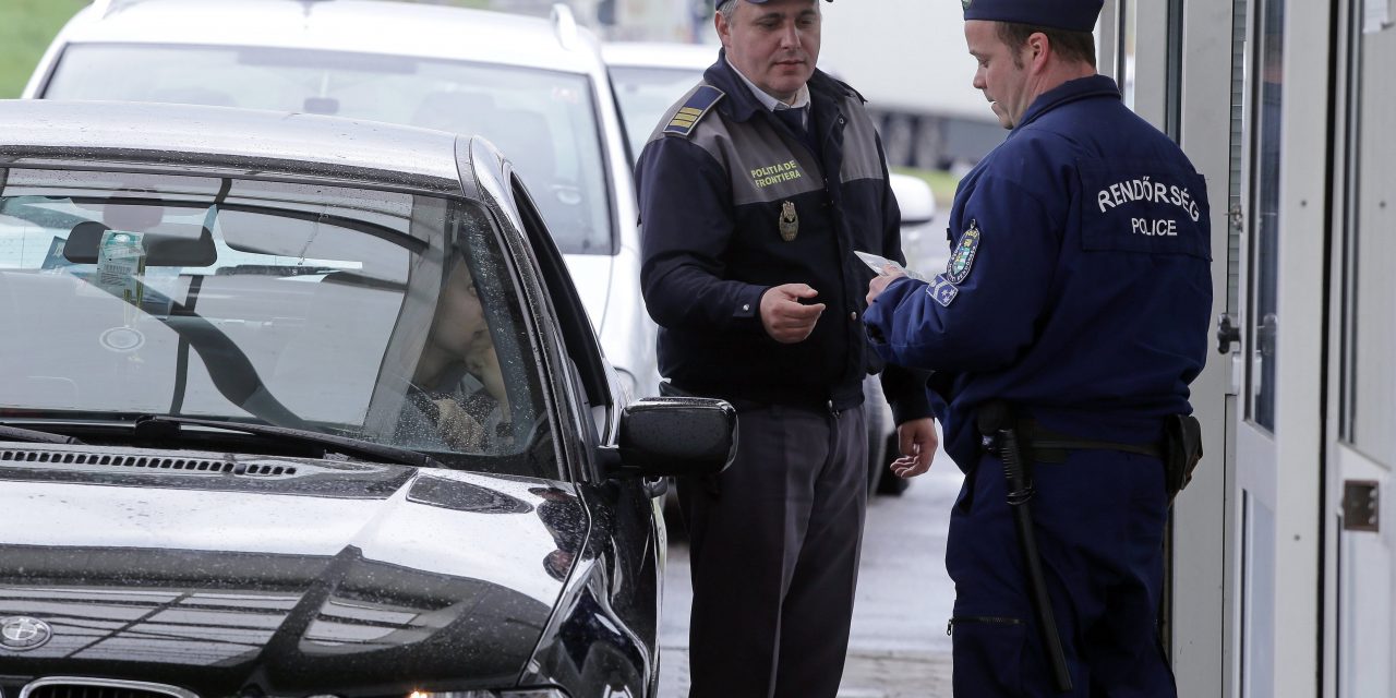 <span class="entry-title-primary">Nagy fogás a röszkei határon</span> <span class="entry-subtitle">Százmillió forintnyi, vélhetően hamis parfümöt találtak a pénzügyőrök Röszkén</span>