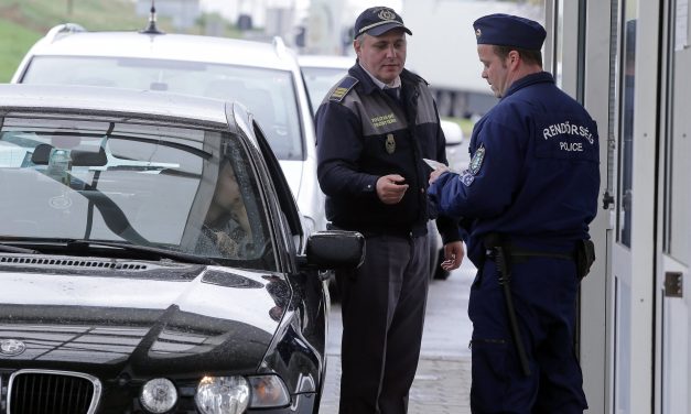 <span class="entry-title-primary">Nagy fogás a röszkei határon</span> <span class="entry-subtitle">Százmillió forintnyi, vélhetően hamis parfümöt találtak a pénzügyőrök Röszkén</span>