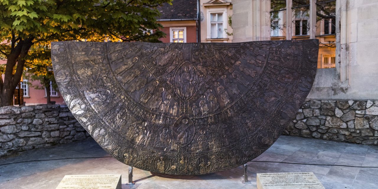 <span class="entry-title-primary">Domborművön a koronázási palást</span> <span class="entry-subtitle">Rieger Tibor szobrászművész alkotása a Mária Magdolna-romtemplomnál látható</span>