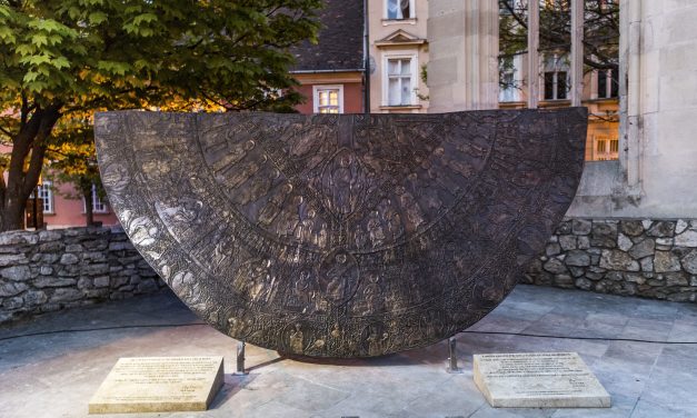 <span class="entry-title-primary">Domborművön a koronázási palást</span> <span class="entry-subtitle">Rieger Tibor szobrászművész alkotása a Mária Magdolna-romtemplomnál látható</span>