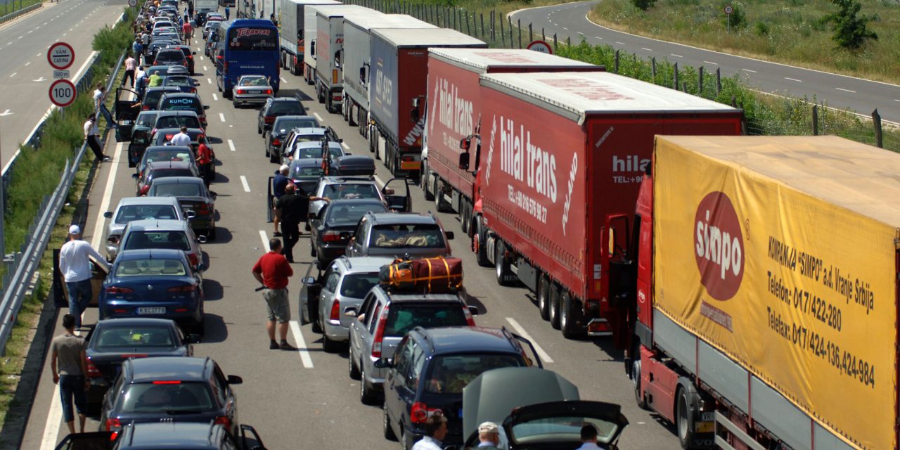 <span class="entry-title-primary">Erős a forgalom a röszkei határátkelőhelyeken</span> <span class="entry-subtitle">Az autópályán lévő határátkelőnél két órát kell várni a belépésre Szerbiába</span>