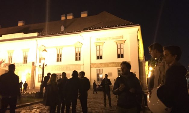 <span class="entry-title-primary">Budapest ismét az utcákon! (ÉLŐ VIDEÓVAL)</span> <span class="entry-subtitle">Miután kiderült, hogy Áder János aláírta a CEU-t ellehetetlenítő törvénymódosítást, spontán tüntetés alakult ki a Sándor-palota előtt</span>