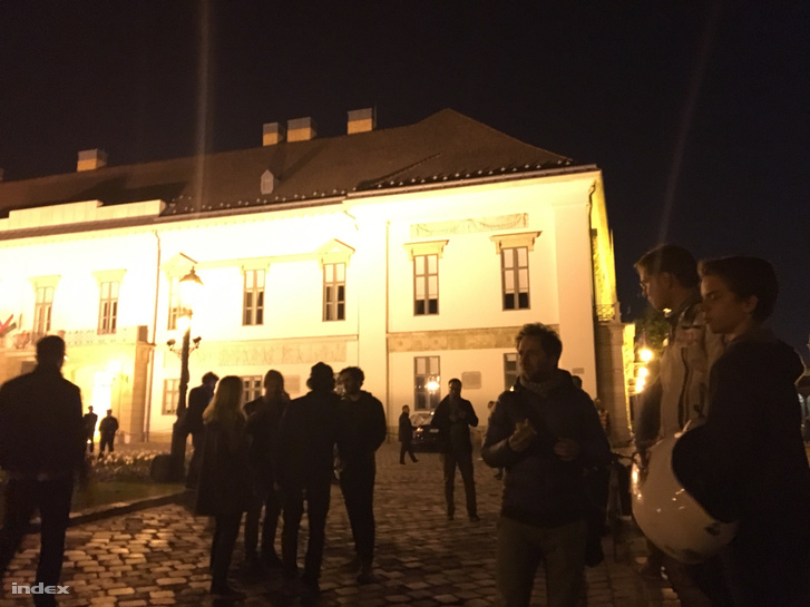 <span class="entry-title-primary">Budapest ismét az utcákon! (ÉLŐ VIDEÓVAL)</span> <span class="entry-subtitle">Miután kiderült, hogy Áder János aláírta a CEU-t ellehetetlenítő törvénymódosítást, spontán tüntetés alakult ki a Sándor-palota előtt</span>