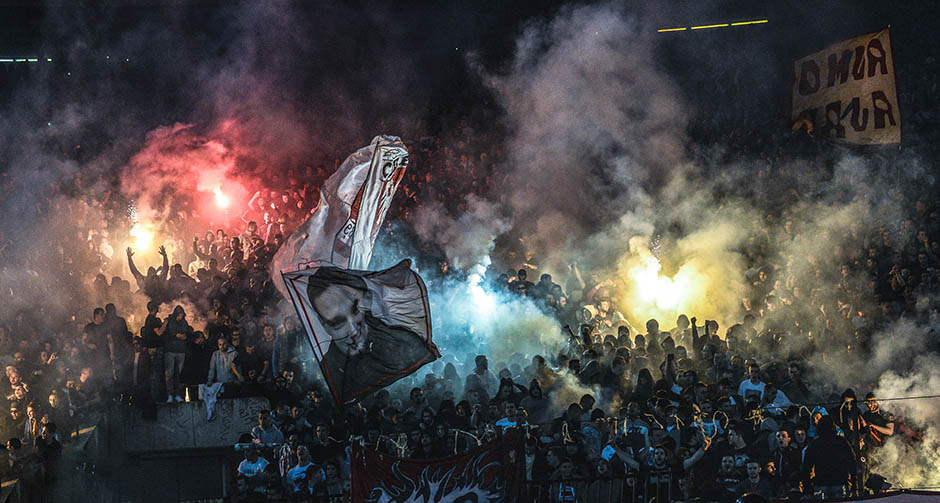 A huligánok kőzáporral támadtak a rendőrökre