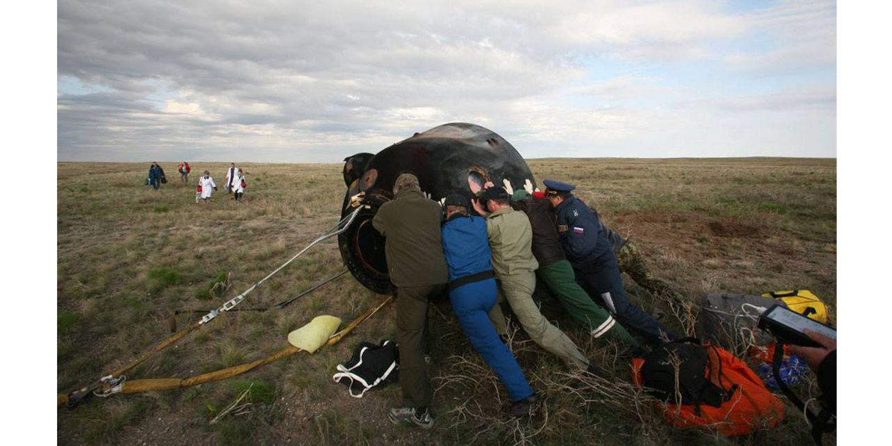 <span class="entry-title-primary">Visszatért az első magyar űrturista</span> <span class="entry-subtitle">Charles Simonyi szerencsésen földet ért tíz évvel ezelőtt</span>