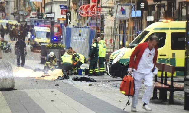 <span class="entry-title-primary">Gázolásos terrortámadás Stockholmban</span> <span class="entry-subtitle">Többen megsérültek, a jelentések egyelőre három halálos áldozatot említenek</span>