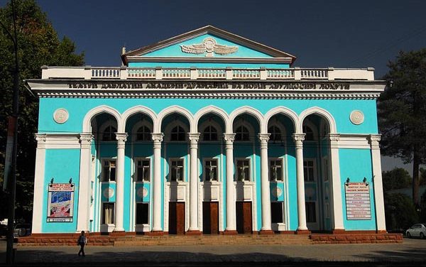 Színházba, rendőr!