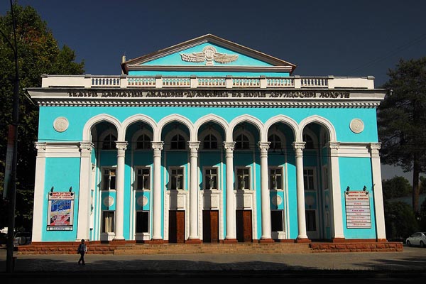 Színházba, rendőr!