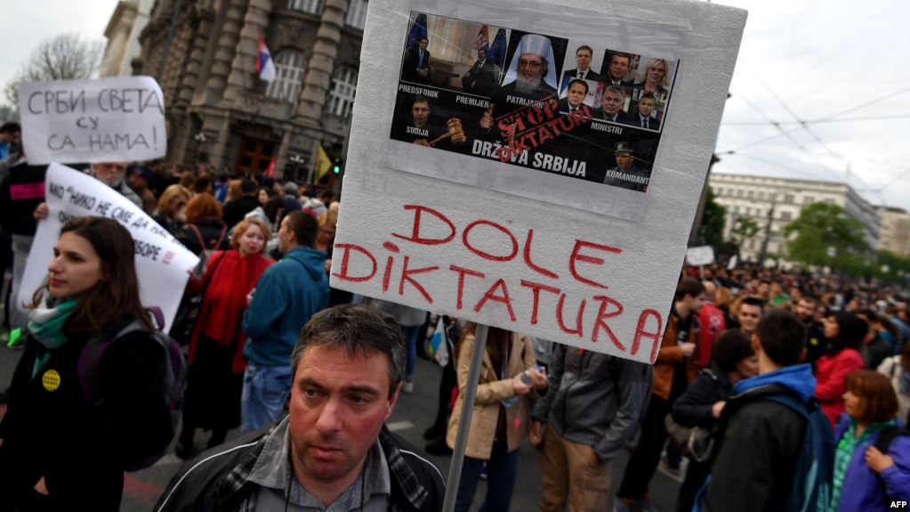 Tizenharmadik napja tart a tiltakozás