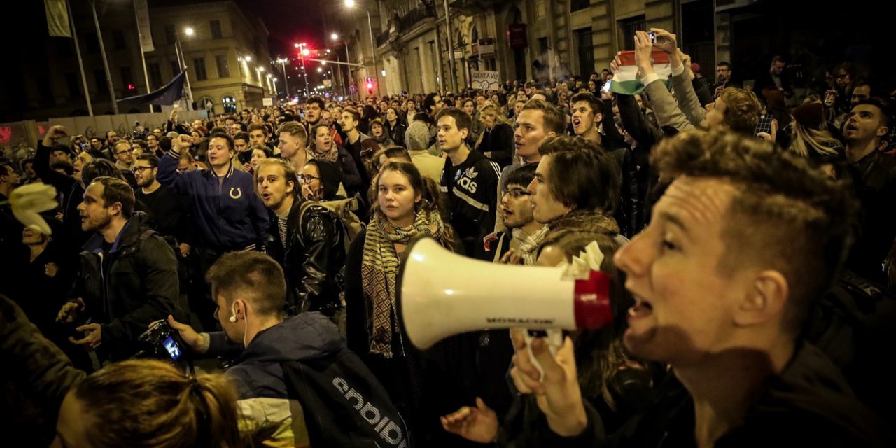 <span class="entry-title-primary">A jelszó: „Rezsimcsökkentést!”</span> <span class="entry-subtitle">A Budapesten tüntető egyetemisták átvonultak a Lánchídon, mobiltelefonjaikkal világítva most az Andrássy úton haladnak</span>