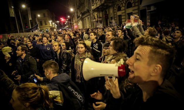 <span class="entry-title-primary">A jelszó: „Rezsimcsökkentést!”</span> <span class="entry-subtitle">A Budapesten tüntető egyetemisták átvonultak a Lánchídon, mobiltelefonjaikkal világítva most az Andrássy úton haladnak</span>