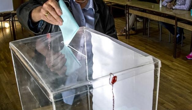 Azonosították az urnába dobálós videó készítőit