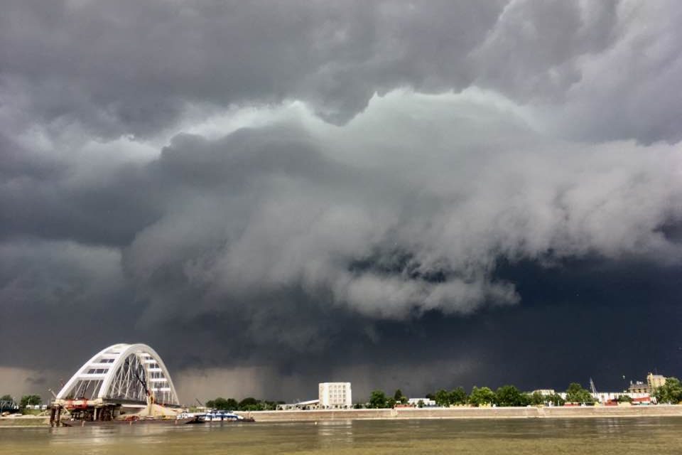 A víz fogságába kerültek az autók Újvidéken