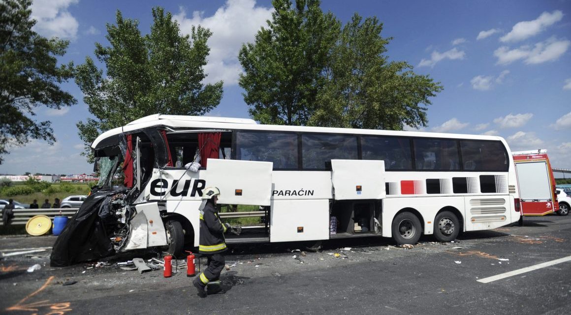 Szerb turistabusz balesete – egy halott, tizenkilencen kórházban