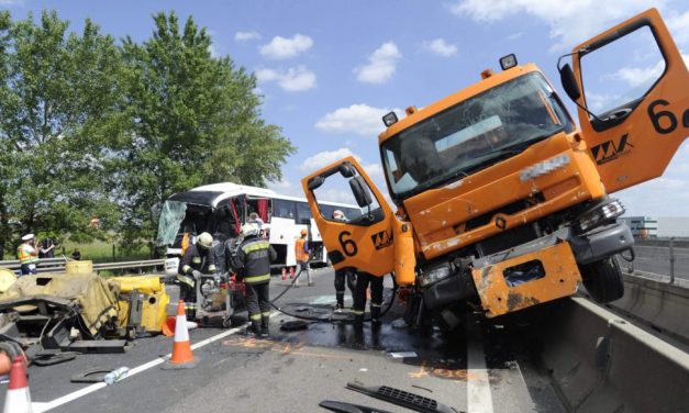 Két sávon feloldották az útzárat a halálos baleset helyszínén