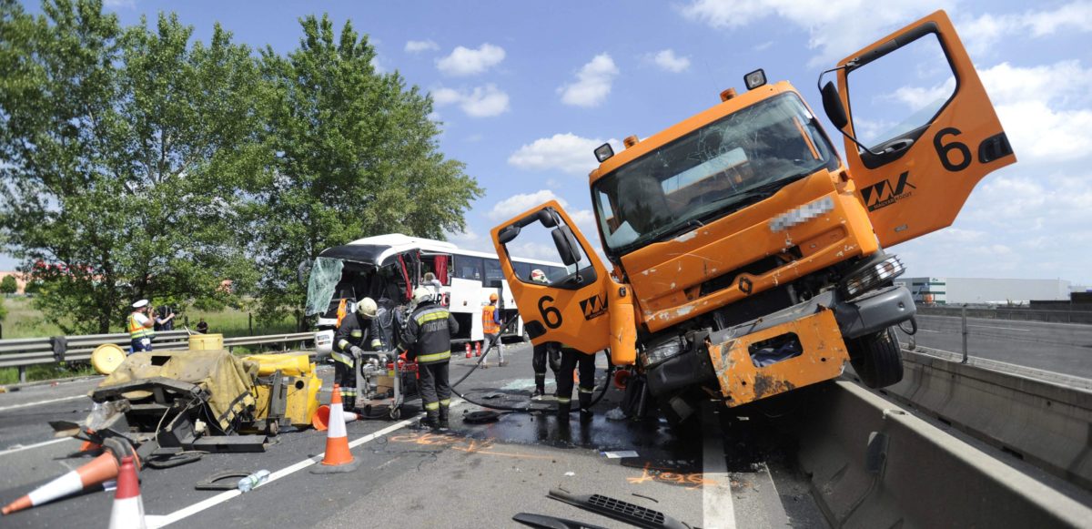 Két sávon feloldották az útzárat a halálos baleset helyszínén