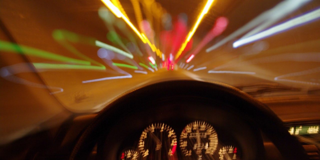 Részegen az autóúton, forgalommal szemben