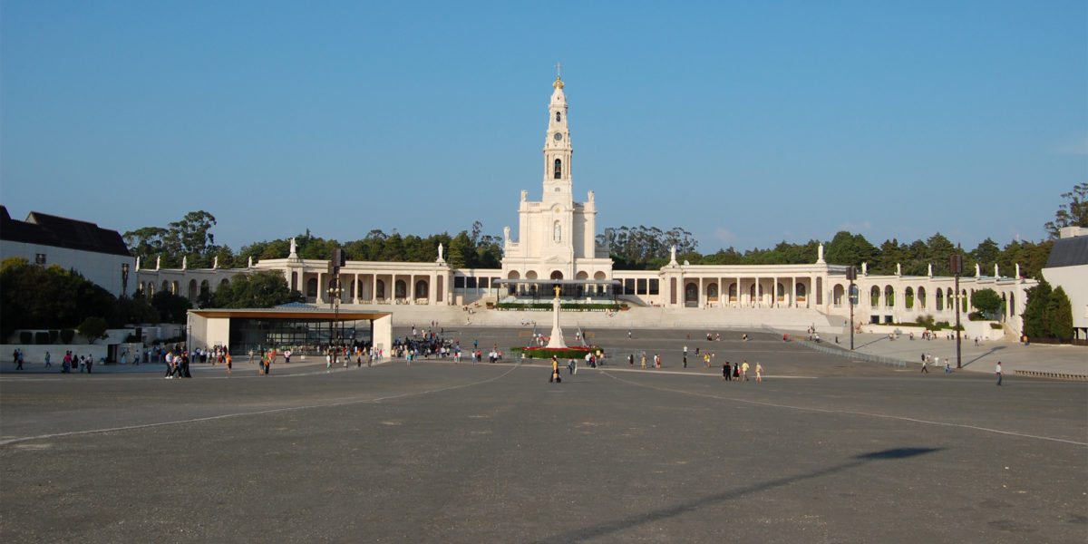 <span class="entry-title-primary">„Az embereket, mint virágcsokrot ajánlom fel Máriának”</span> <span class="entry-subtitle">A fátimai gyermekek szentté avatása</span>