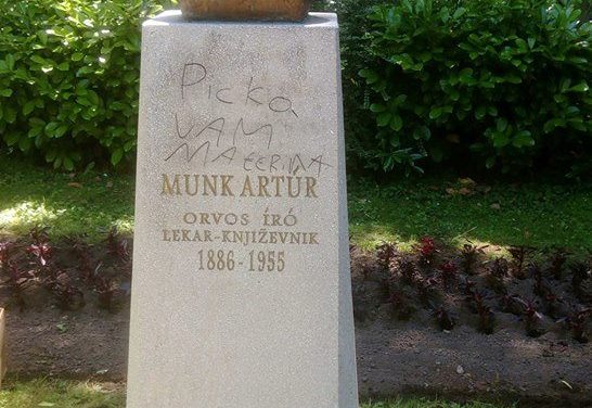 Még mindig meggyalázva áll Munk Artúr mellszobra