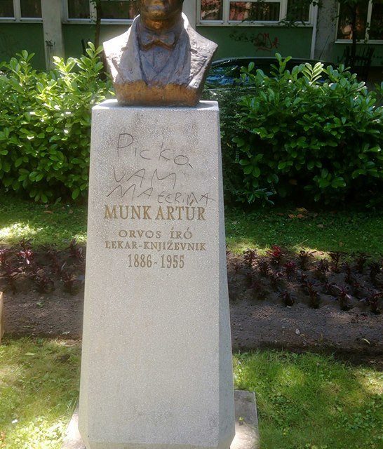 Még mindig meggyalázva áll Munk Artúr mellszobra