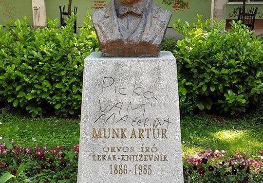 Megrongálták Munk Artúr mellszobrát Szabadkán