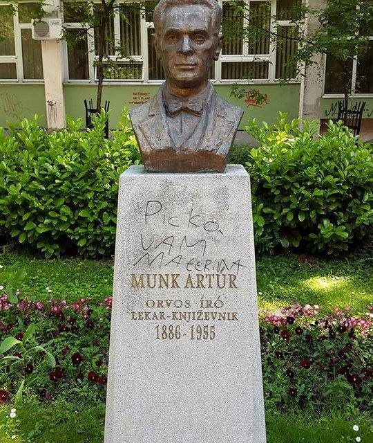 Megrongálták Munk Artúr mellszobrát Szabadkán
