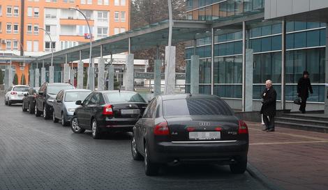 A szociális intézményeken keresztül vásárol luxusautókat Vulin minisztériuma