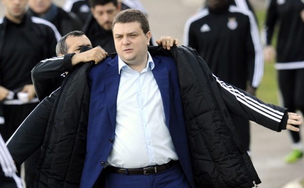 Illegális fegyverviselés miatt őrizetbe vették a Partizan Labdarúgóklub igazgatóját