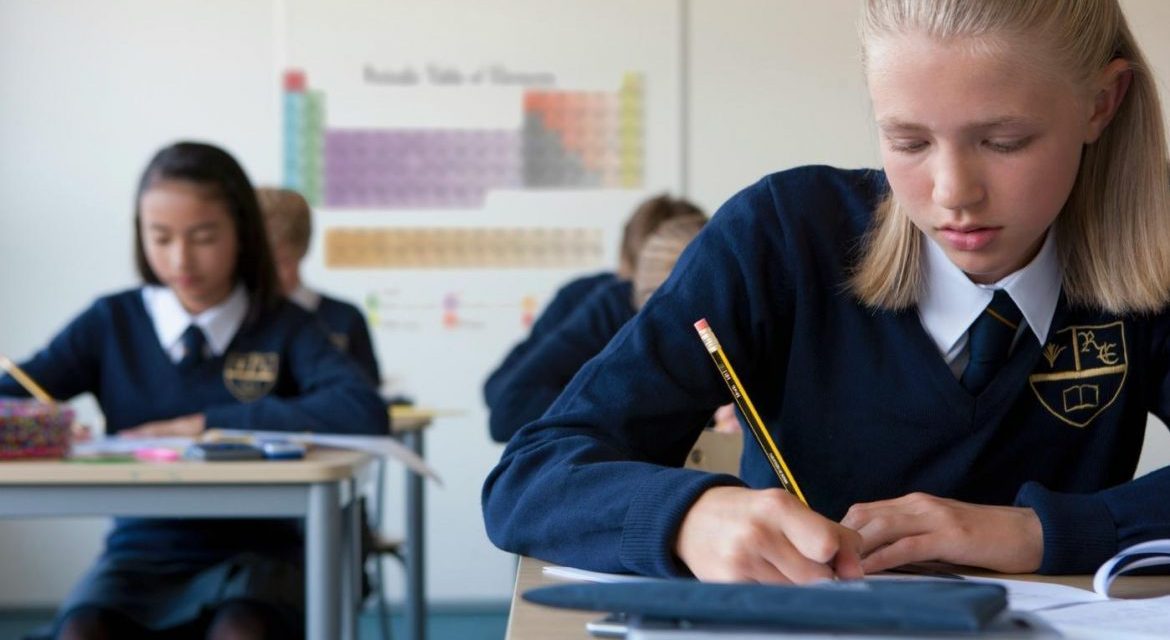 Egyenruha száz szerbiai iskolában