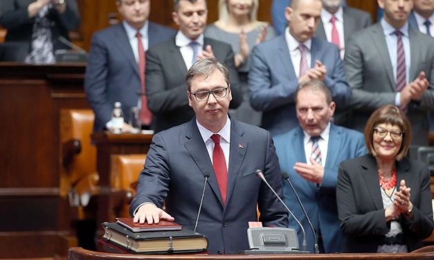 <span class="entry-title-primary">„Az elnökötök szeret benneteket”</span> <span class="entry-subtitle">„Spontán" skandálás, bojkott és némi utcai verekedés kísérte Vučić beiktatását</span>