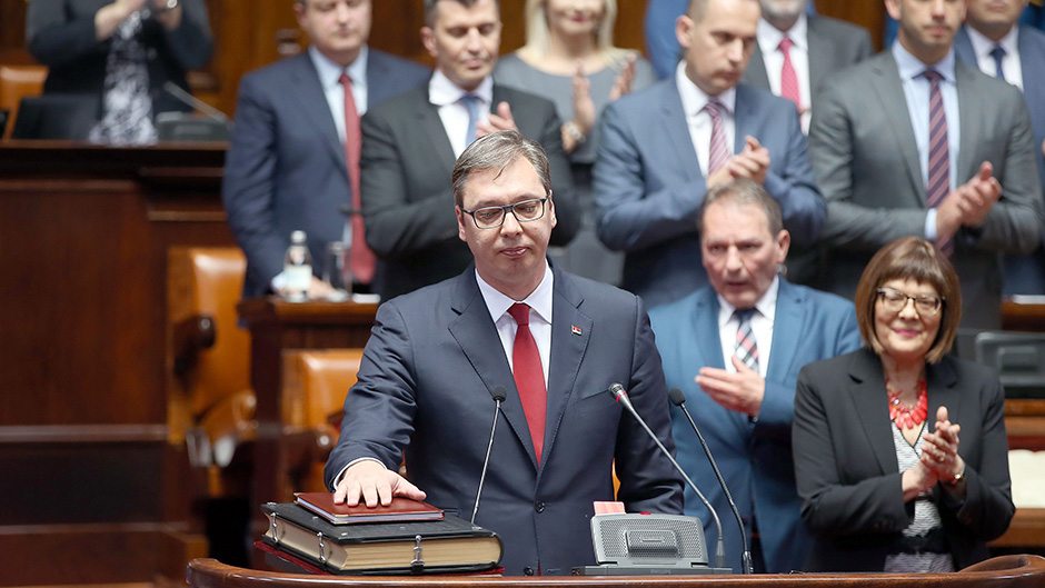 <span class="entry-title-primary">„Az elnökötök szeret benneteket”</span> <span class="entry-subtitle">„Spontán" skandálás, bojkott és némi utcai verekedés kísérte Vučić beiktatását</span>