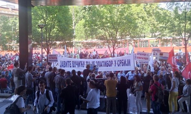 A kormány előtt tiltakoztak a zlatiboriak