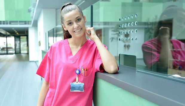 A Nemzet Szépe ápolja a betegeket a szegedi sebészeti klinikán