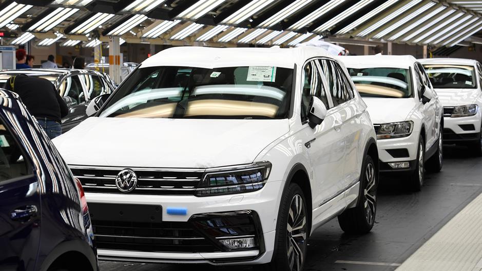 Kiharcolták az 1954 eurós átlagfizetést