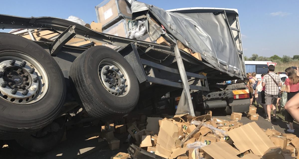 Vonat elé szaladt egy szerb kamion Magyarországon (KÉPGALÉRIÁVAL)