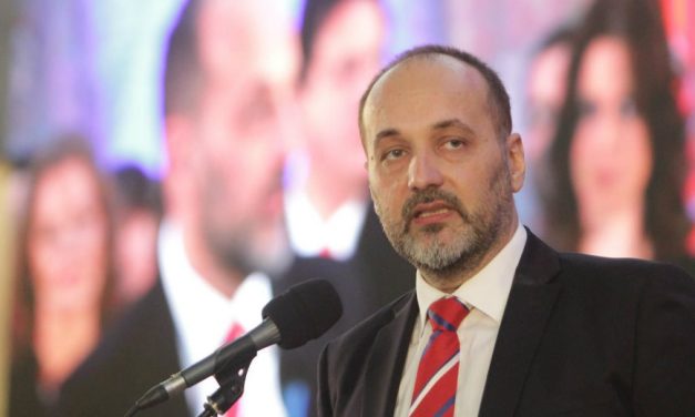 Janković mozgalma: A dölyfös viselkedés eredménye a csőd