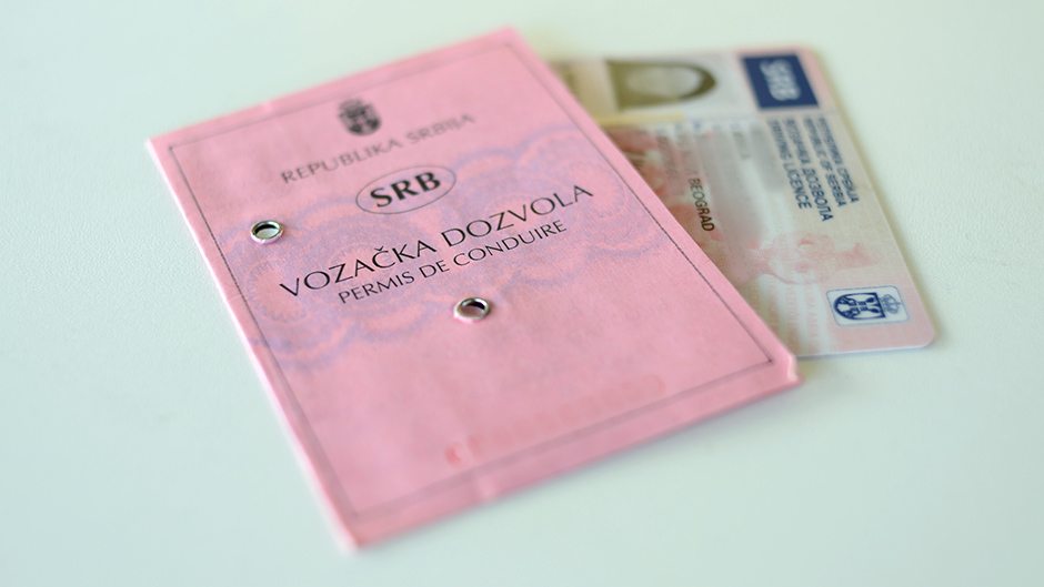 Letelt a régi típusú jogosítványok érvényességének határideje