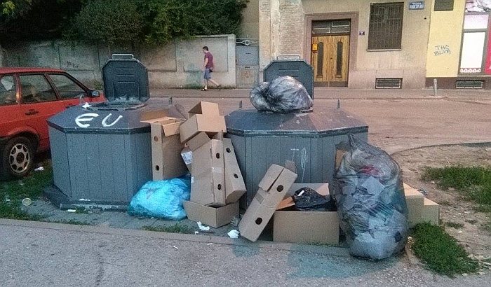 Hatmillióért őrzik a kukákat Újvidéken