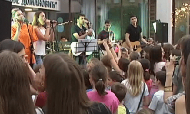 Ballagás rockzenével az iskolaudvarban