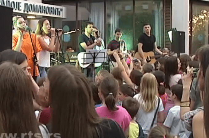 Ballagás rockzenével az iskolaudvarban