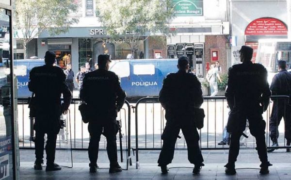 <span class="entry-title-primary">Áram nélkül tizennégy órás műszakban</span> <span class="entry-subtitle">A vranjei kaszárnyában elszállásolt rendőrök február óta áram nélkül élnek</span>