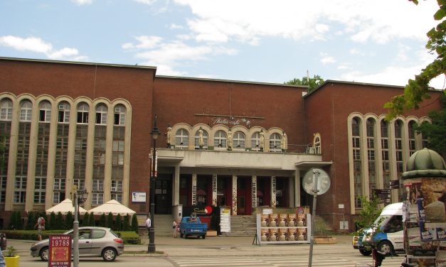 Törvénytelen felmondások és mobbing a Gyermekszínházban