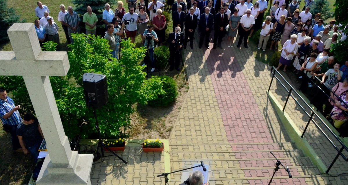 <span class="entry-title-primary">Dudás Károly: A nemzet a hátrányból előnyt kovácsolt</span> <span class="entry-subtitle">Aki ebbe a közös építkezésbe önös és ki tudja, milyen érdekből éket próbál verni, annak saját lelkiismerete mellett bizony a történelem és gyermekei, unokái ítélőszéke előtt is el kell számolni – emelte ki a VMSZ tanácselnöke</span>