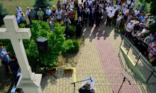 <span class="entry-title-primary">Dudás Károly: A nemzet a hátrányból előnyt kovácsolt</span> <span class="entry-subtitle">Aki ebbe a közös építkezésbe önös és ki tudja, milyen érdekből éket próbál verni, annak saját lelkiismerete mellett bizony a történelem és gyermekei, unokái ítélőszéke előtt is el kell számolni – emelte ki a VMSZ tanácselnöke</span>